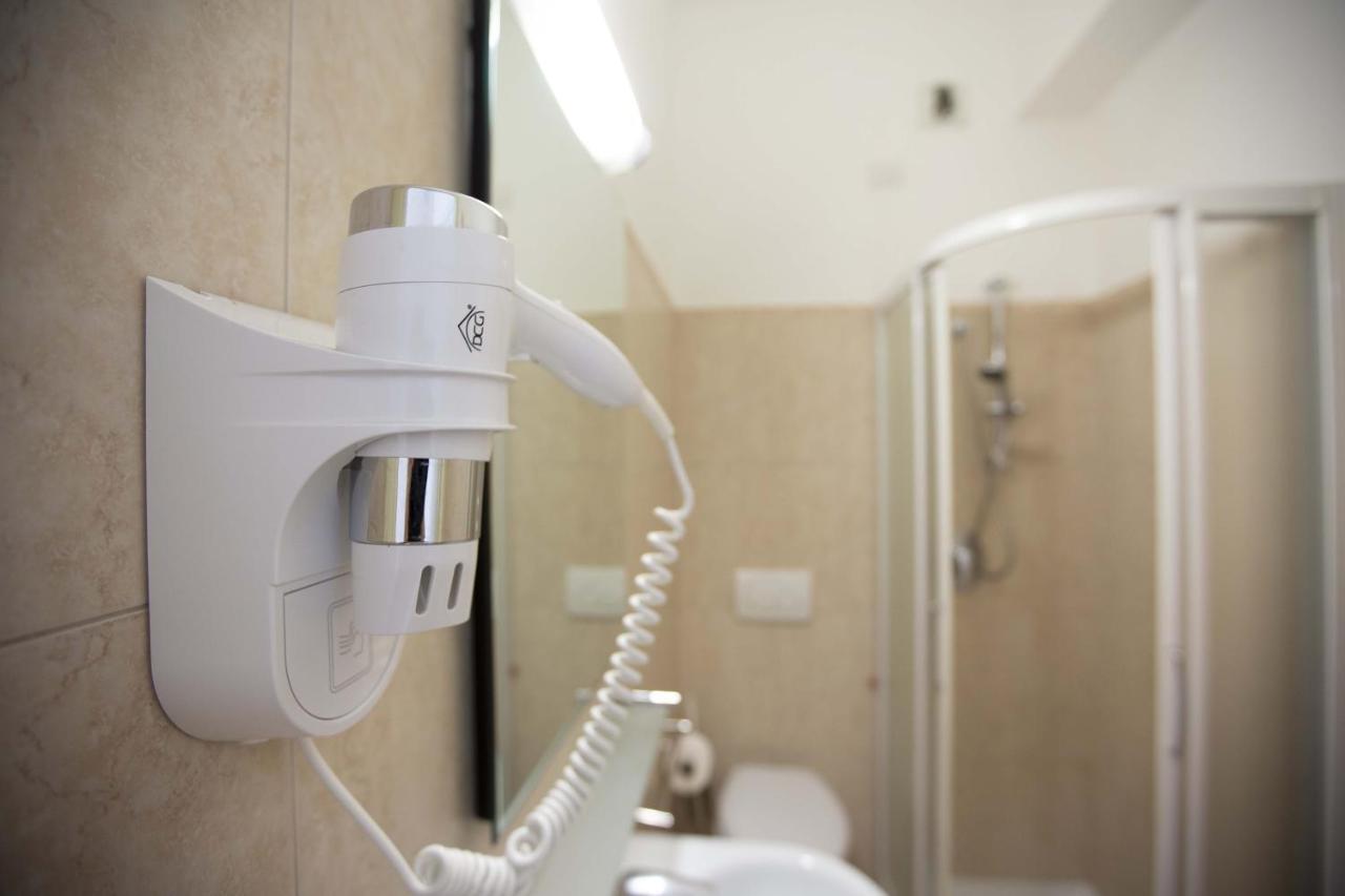 Hotel Confort リミニ エクステリア 写真