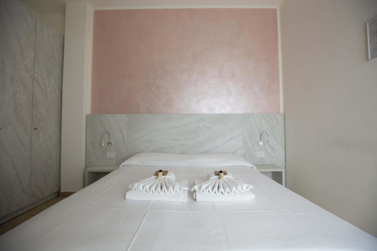 Hotel Confort リミニ エクステリア 写真
