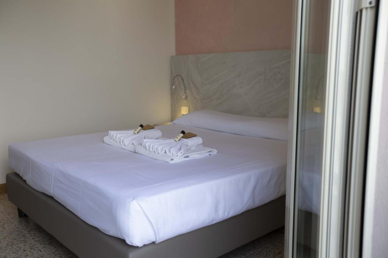 Hotel Confort リミニ エクステリア 写真