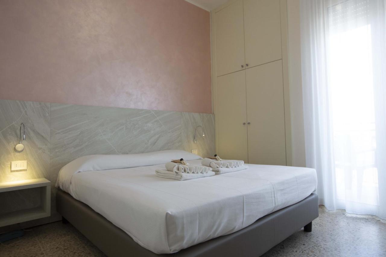 Hotel Confort リミニ エクステリア 写真