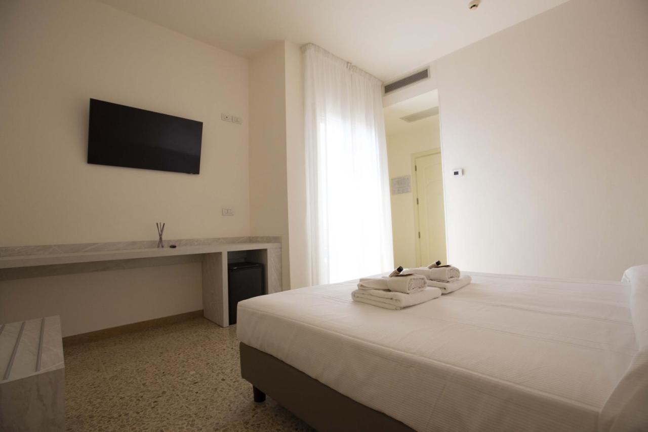 Hotel Confort リミニ エクステリア 写真